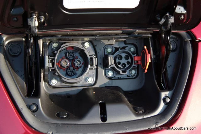 Порты Nissan Leaf. Слева CHAdeMO (Level 3) до 50 кВт. Справа — стандартный для США SAE J1772 (Level 1/2).